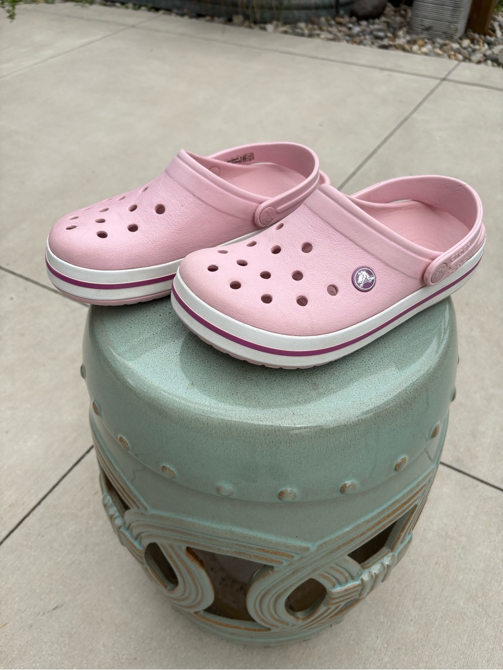 Women’s Crocs Lightweight Pink Comfort Clogs- size 6
